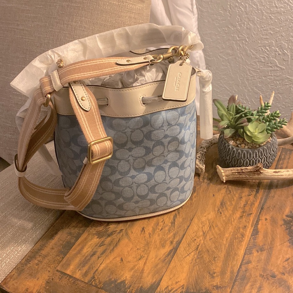 ❤️ Beautiful Coach Bucket shoulder/crossbody❤️